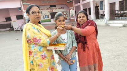 हाईस्कूल की जिला टॉपर श्वेता को मिठाई खिलातीं उनकी मां और कॉलेज की पूर्व प्रधानाचार्या।