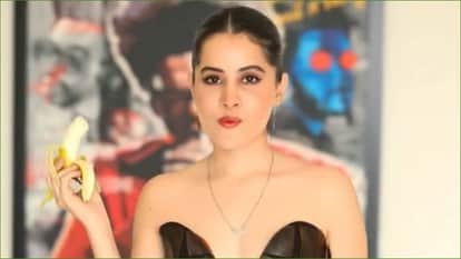Uorfi Javed prepared a new Dress With Banana peels shares video netizens Praising Her Creativity