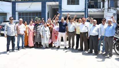 Troubled by the drinking water crisis in Haldwani, people reached the Jal Sansthan office and protested