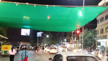 वाराणसी के रथयात्रा चाैराहे पर धूप से बचने के लिए ग्रीन शेड लगाया गया।