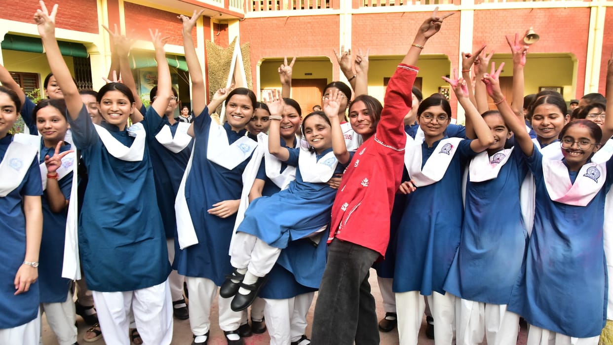UP Board Result: Daughter shines, friends shine again in UP Board