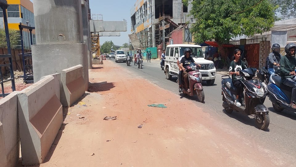 Metro Construction Turns Risky on MG Road Agra: Road Damage, Broken Barricades, Crane Accident Raises Safety