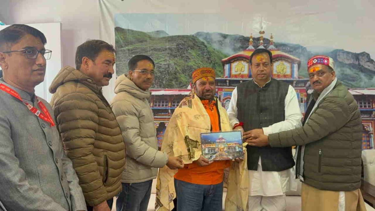 Industrialist Mahendra Sharma donated one crore to the Badrinath Kedarnath Temple Committee