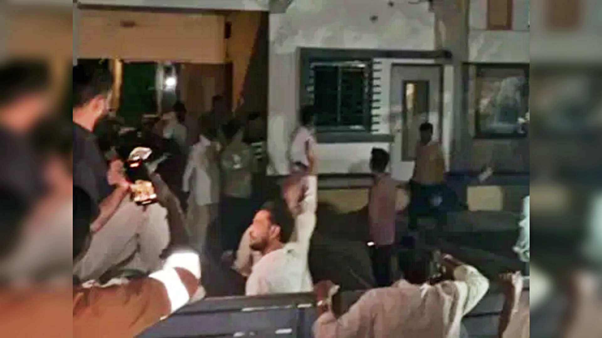 चोरी का प्रयास करते तीन बदमाश ग्रामीणों के हत्थे चढ़े