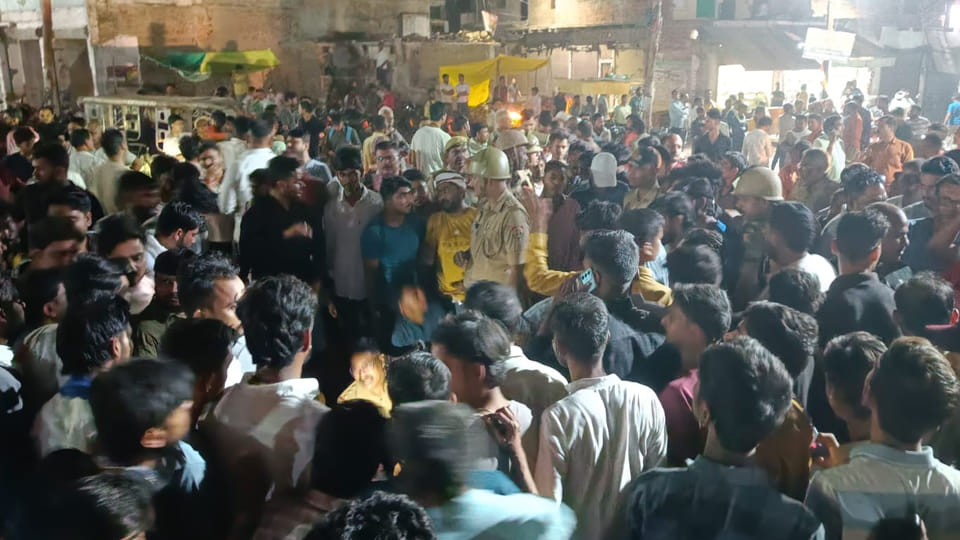 Banda: Jeweler Shot Dead; Family Members and Traders Stage Protest