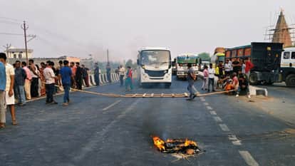 stabbing victim died after massive uproar with villagers protesting by placing  body on NH-27 Gopalganj Bihar
