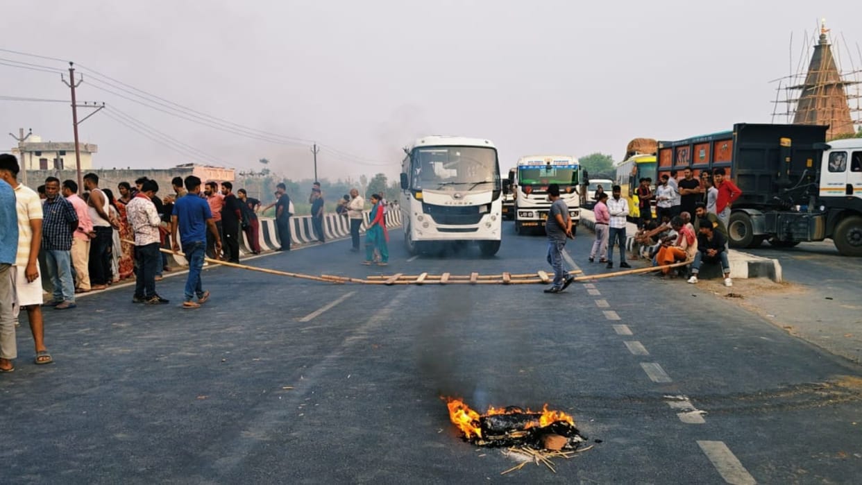 stabbing victim died after massive uproar with villagers protesting by placing  body on NH-27 Gopalganj Bihar