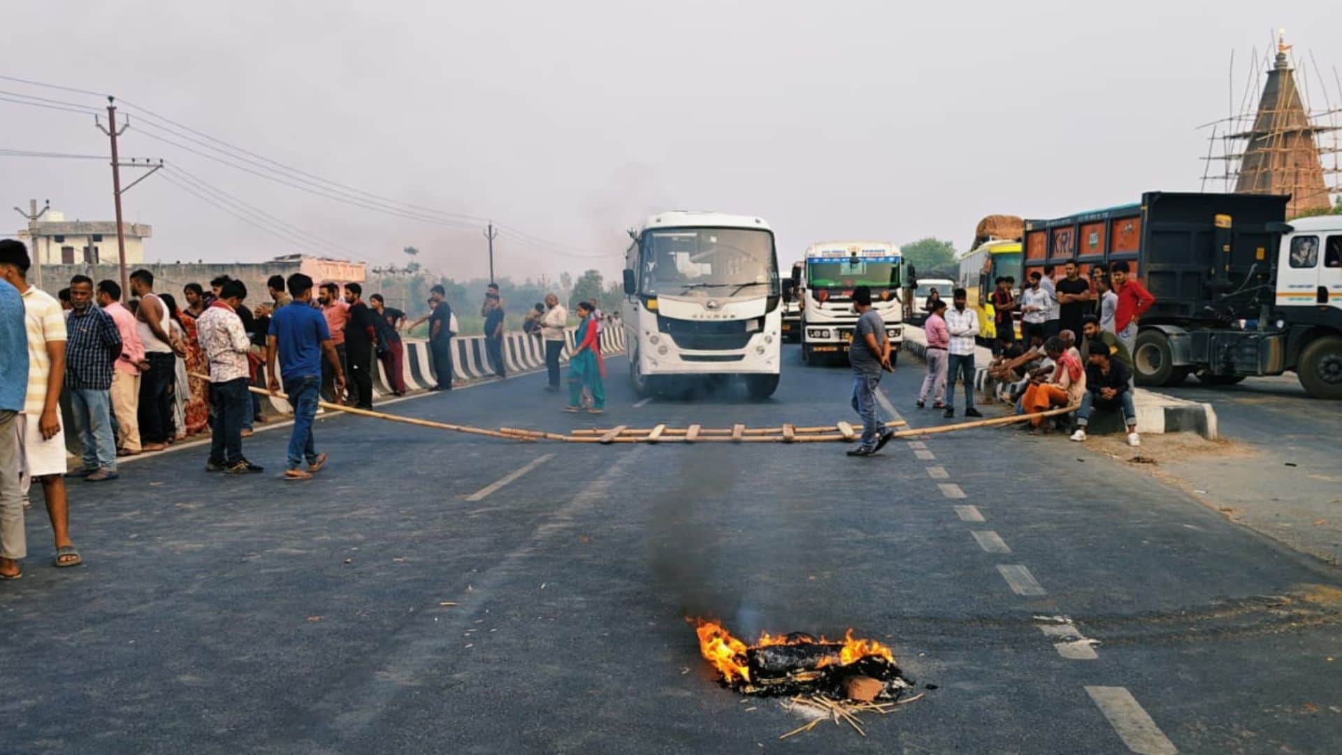 एनएच पर जाम लगाते लोग