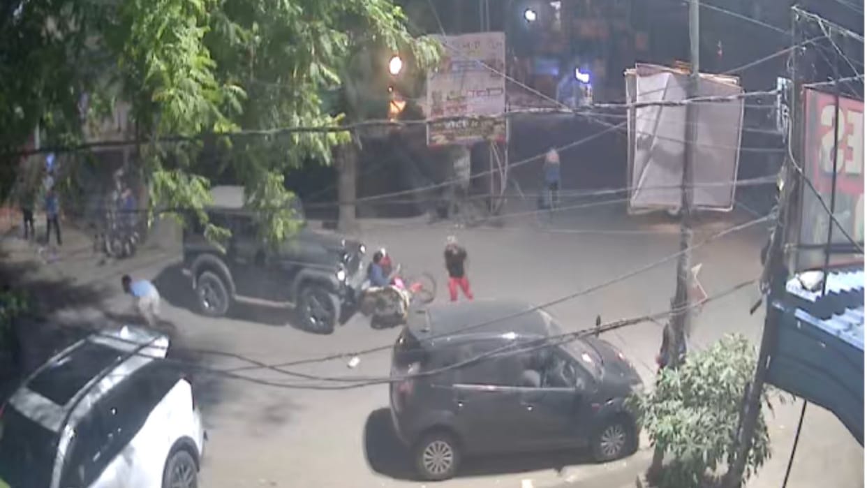 Couple and four injured after being hit by Thar in Ghaziabad