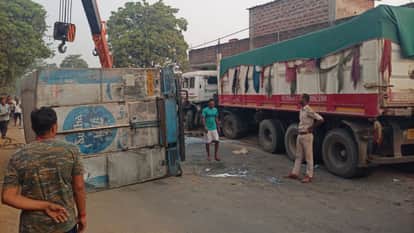 road accident milk van hiwa collision driver stuck 30 minutes critical in jamui Bihar