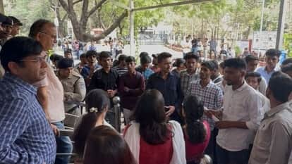Indore News Student organizations protest against alleged internship scam in Holkar College