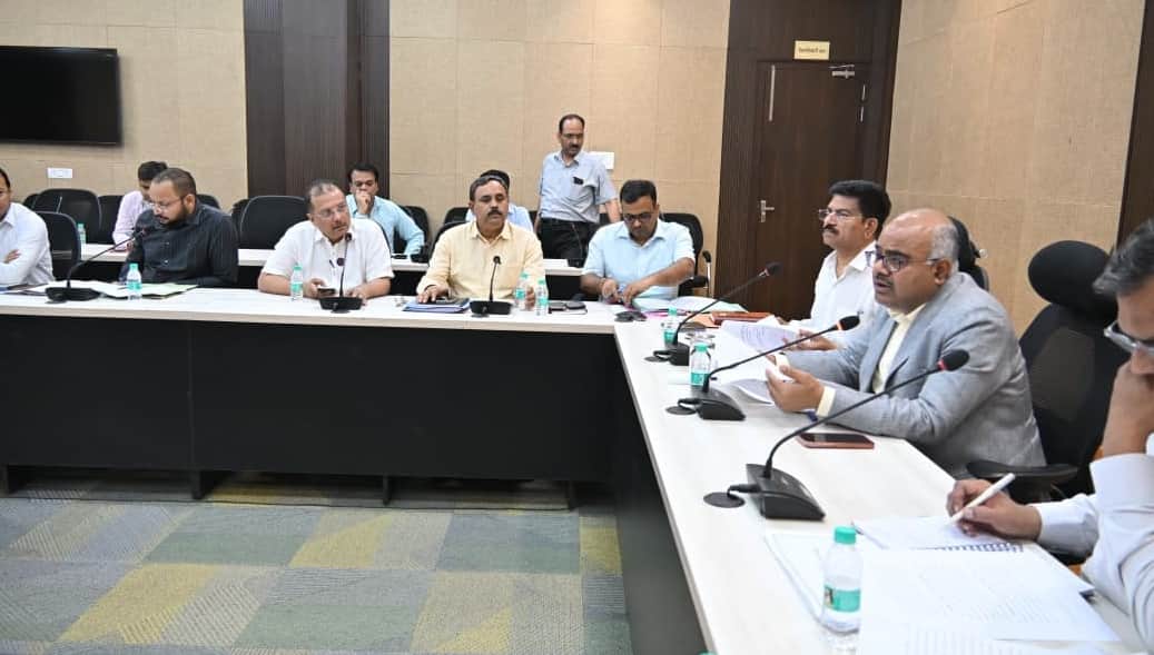 बैठक में अधिकारियों को निर्देश देते जिलाधिकारी जितेंद्र प्रताप सिंह