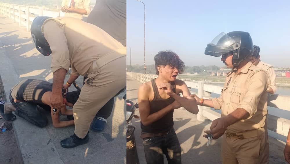 गंगा पुल पर पुलिस के पैर पकड़कर रोता युवक