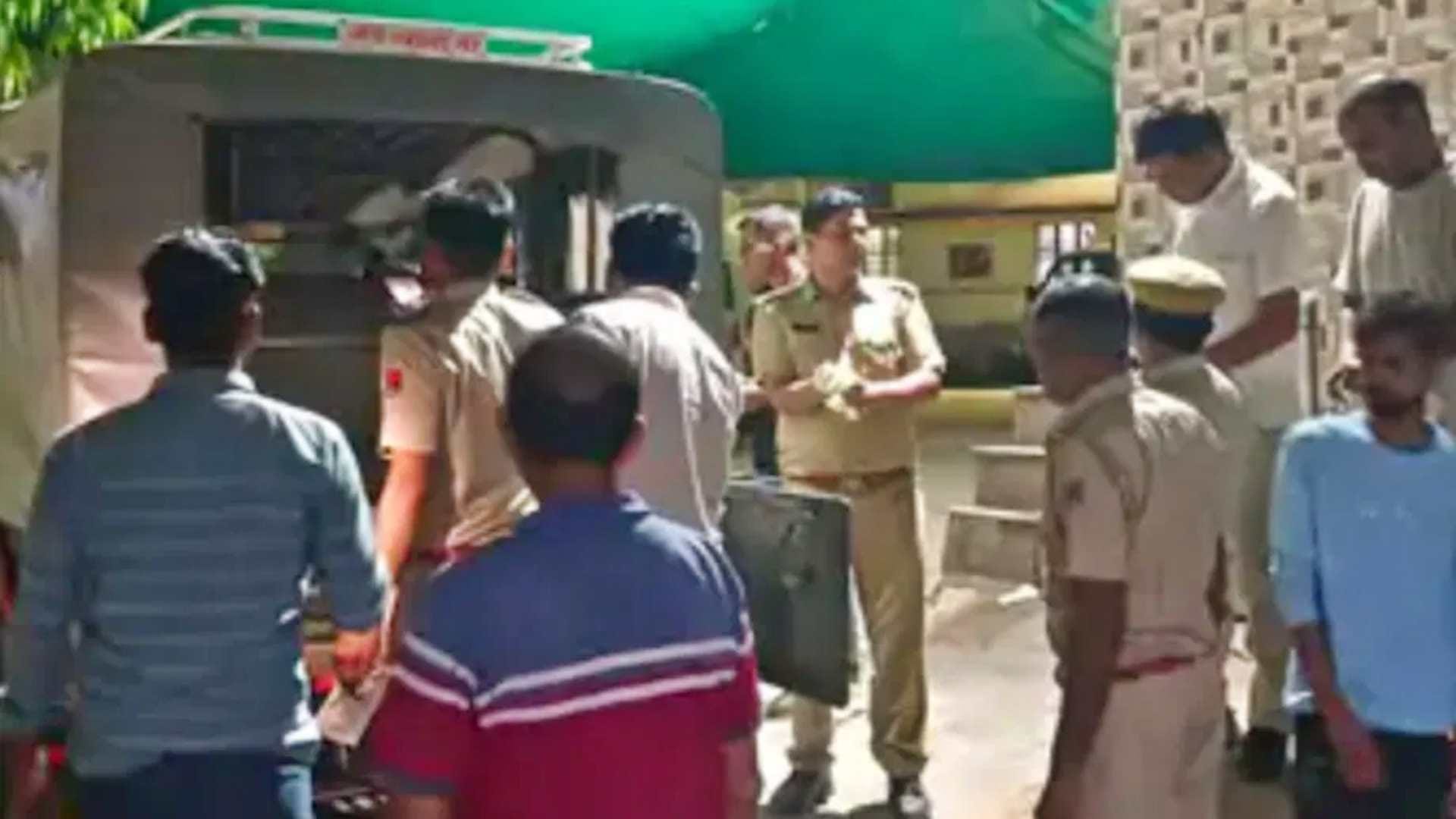 मौका मुवायना करती पुलिस