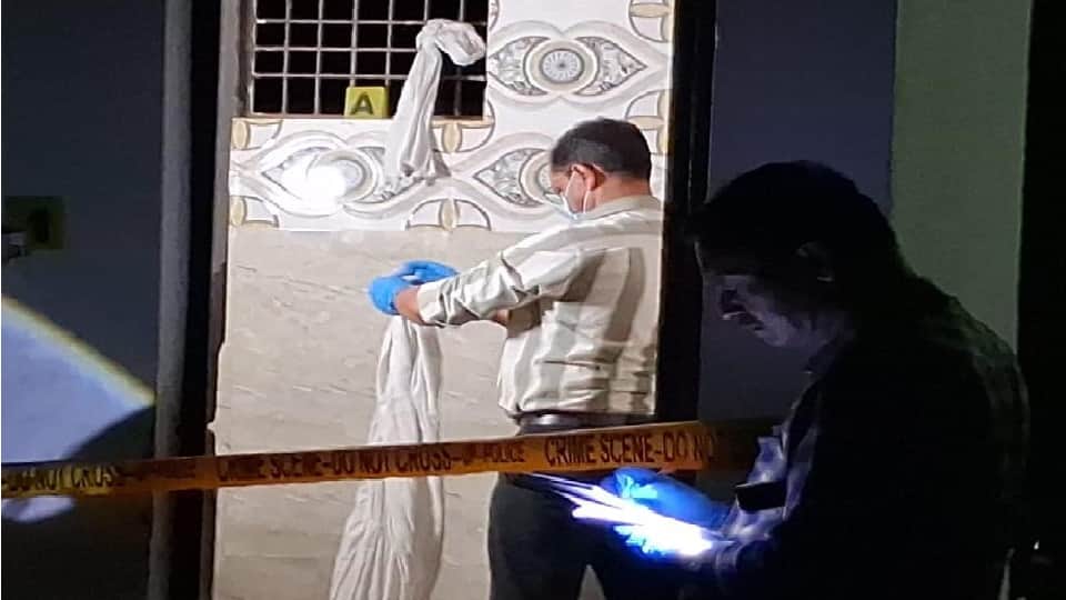 मौके पर छानबीन करती टीम