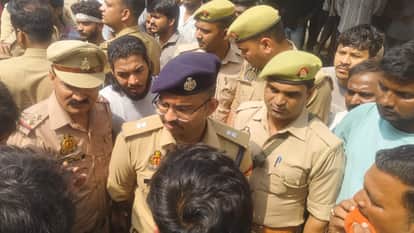 Two groups attacked each other with swords and knives in Gorakhpur s Kusmhi market