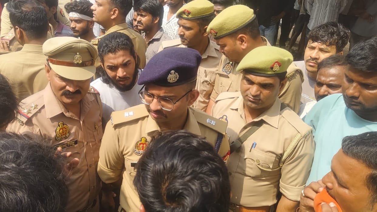 Two groups attacked each other with swords and knives in Gorakhpur s Kusmhi market
