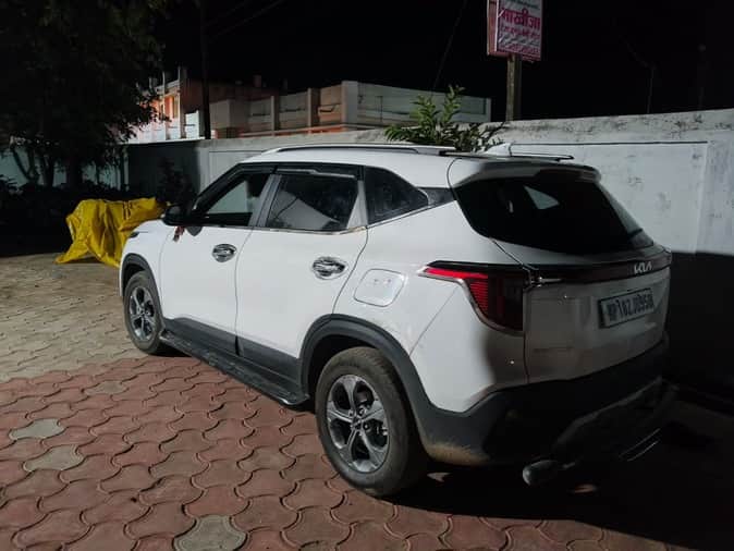 मौके से बरामद कार।