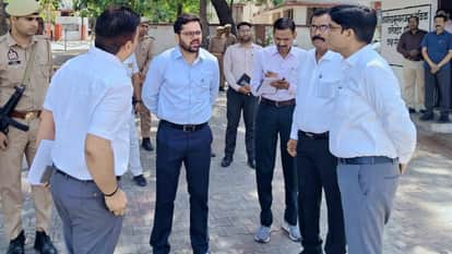 Jhansi: DM conducted a surprise inspection of the Collectorate complex offices