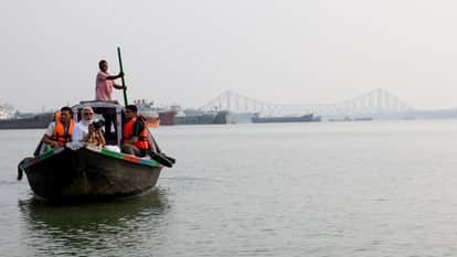 pm modi boating in kolkata hooghly river meet people did photography photos