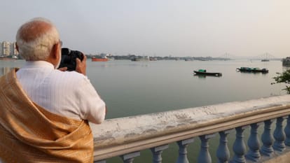 pm modi boating in kolkata hooghly river meet people did photography photos