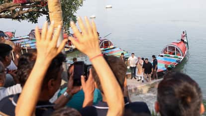 pm modi boating in kolkata hooghly river meet people did photography photos
