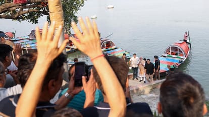 pm modi boating in kolkata hooghly river meet people did photography photos
