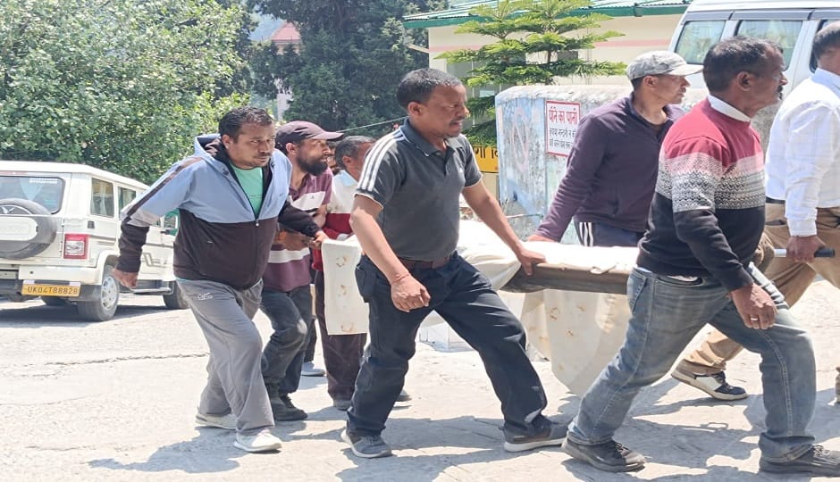 daily wage worker died after slipping and falling while trying to extinguish a fire in the Birla Chungi area