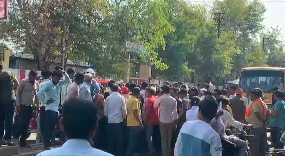 शराब कारोबारी ने मचाया उत्पात, स्थानीय लोग उतरे सड़क पर।