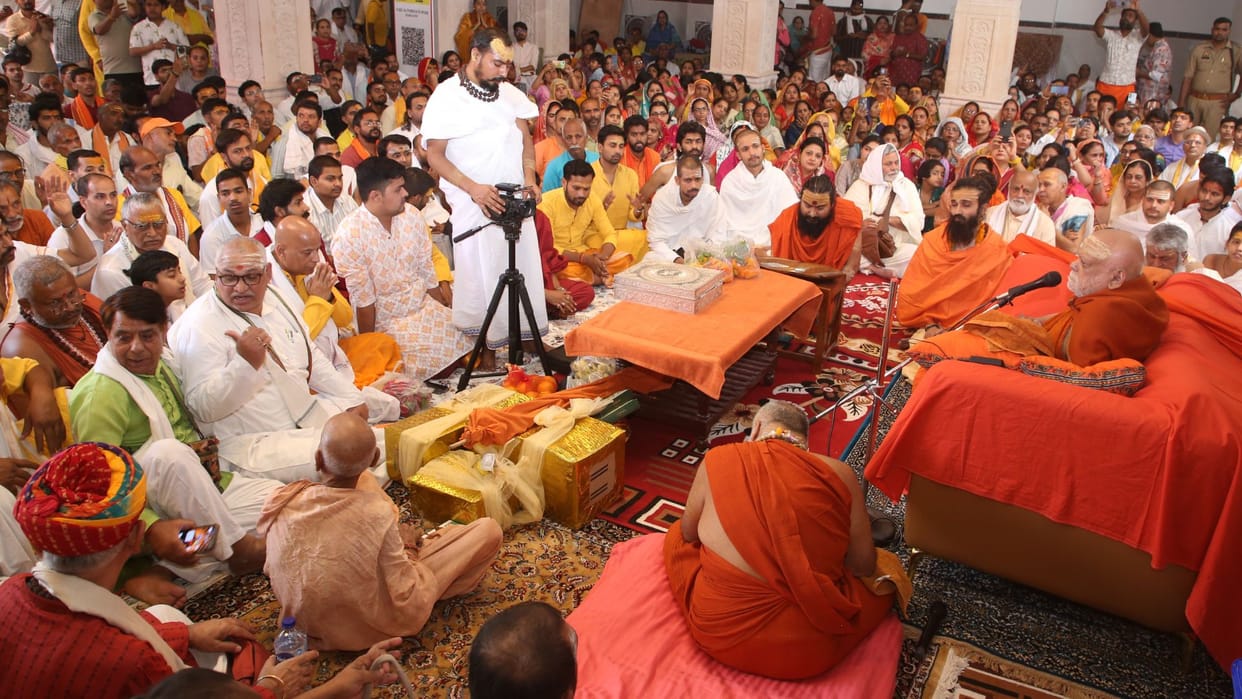Varanasi Shankaracharya consecrated Shri Dakshinamurthy devotees gathered in festival started cheering
