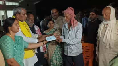 भुक्तभोगी परिवार को चेक देते भाजपाजन।