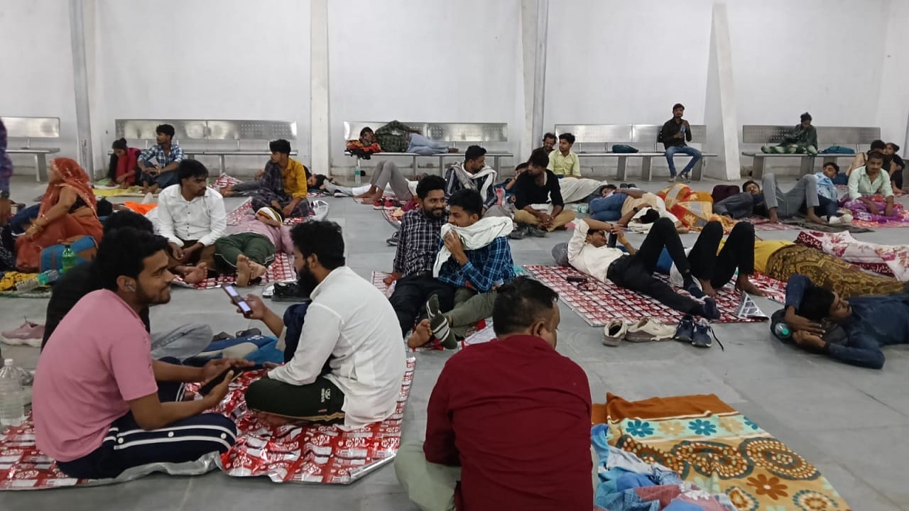 रेलवे स्टेशन पर बैठे अभ्यर्थी