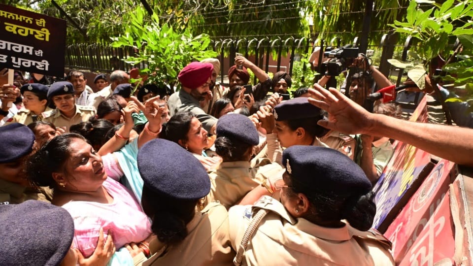 BJP Mahila Morcha Protest to Gherao Punjab CM Residence in Chandigarh