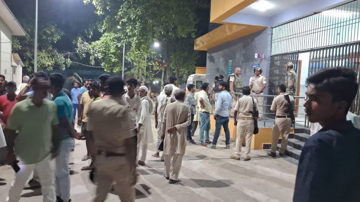 mobliching in bihar Bloody clash after robbery at jewellery shop three people died gopalgan