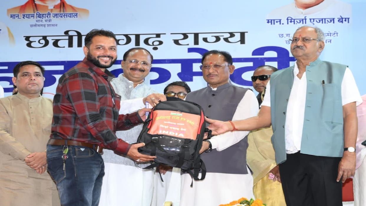 Chief Minister hands over first aid kits to Haj pilgrims, wishes them a safe journey
