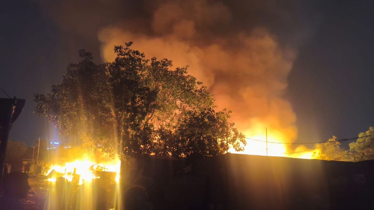 massive fire broke out in slums along flyover near Sikandarpur Metro in Gurugram