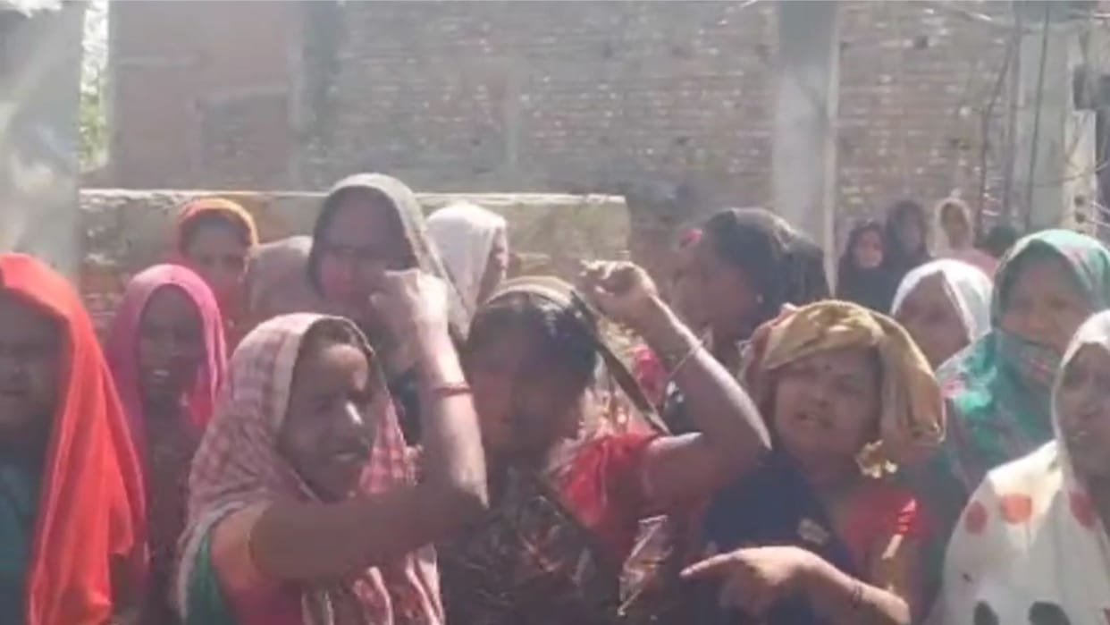 Women Create Ruckus Over Transformer Replacement Halt Work Supply Restored After Assurances in chandauli