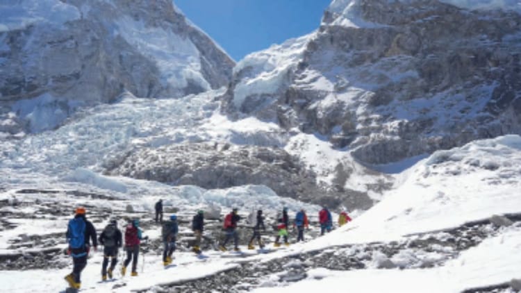 Mount Everest: विशाल हिमालयी ग्लेशियर ने रोका पर्वतारोहियों का रास्ता, एवरेस्ट के कैंप वन तक पहुंच बंद
