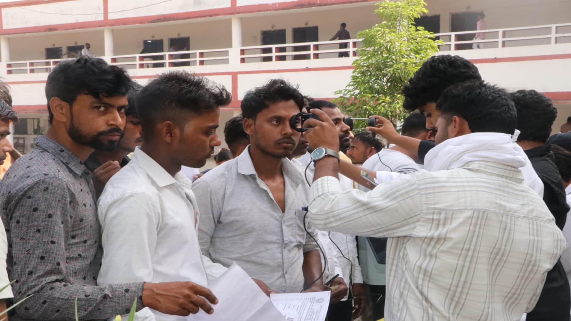 प्रतापगढ़ में होमगार्ड की परीक्षा देने आए अभ्यर्थियों की जांच करते कर्मचारी।