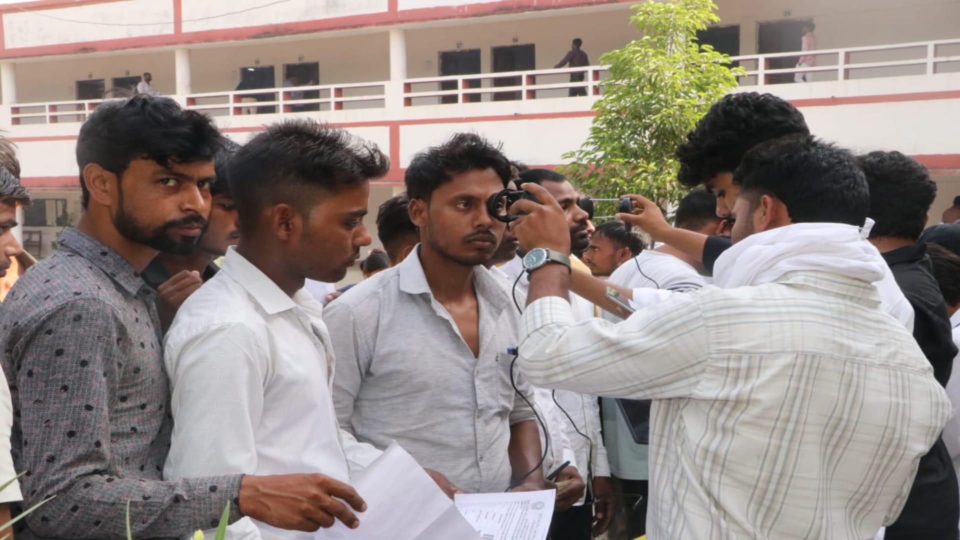 प्रतापगढ़ में होमगार्ड की परीक्षा देने आए अभ्यर्थियों की जांच करते कर्मचारी।