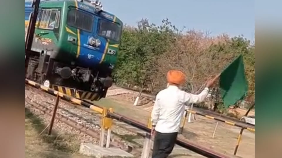 Unmanned Railway Crossing in Hoshiarpur Village Sarpanch Personally Takes Up Informal Duty of Gatekeeper