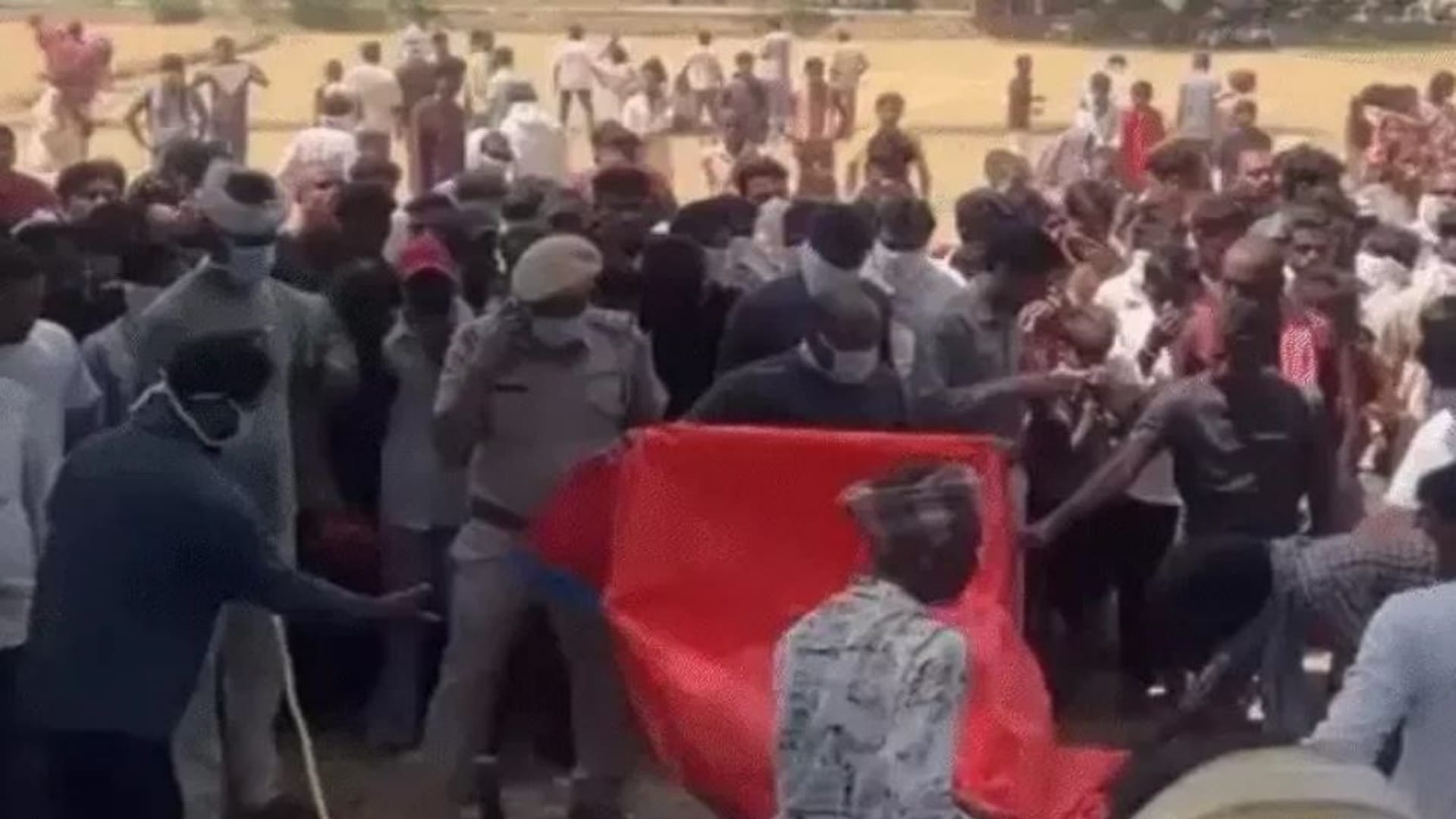 कुएं से शव निकालने की तैयारी में जुटे ग्रामीण