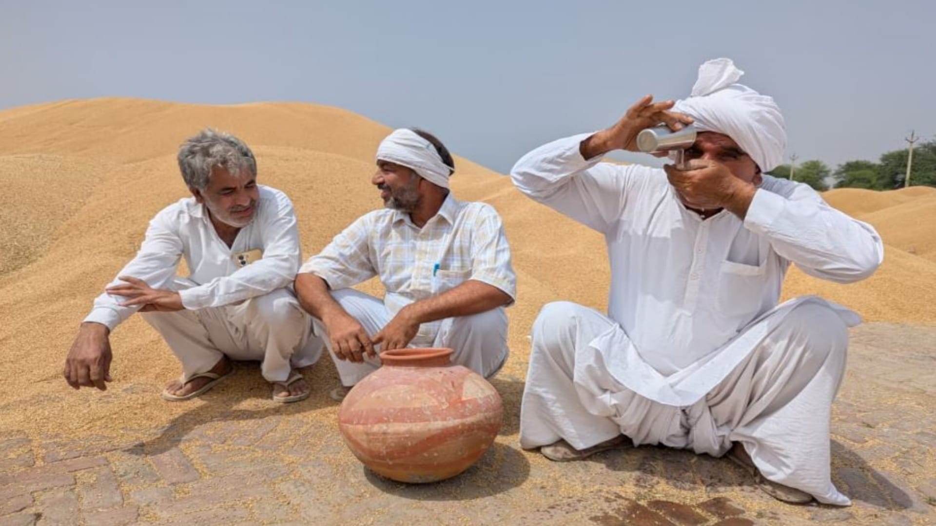 मंडी में गेहूं बेचने आए किसान गर्मी से बेहाल