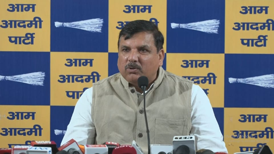 UP: AAP MP Sanjay Singh said that Modi mortgaged the country's self-respect to Trump