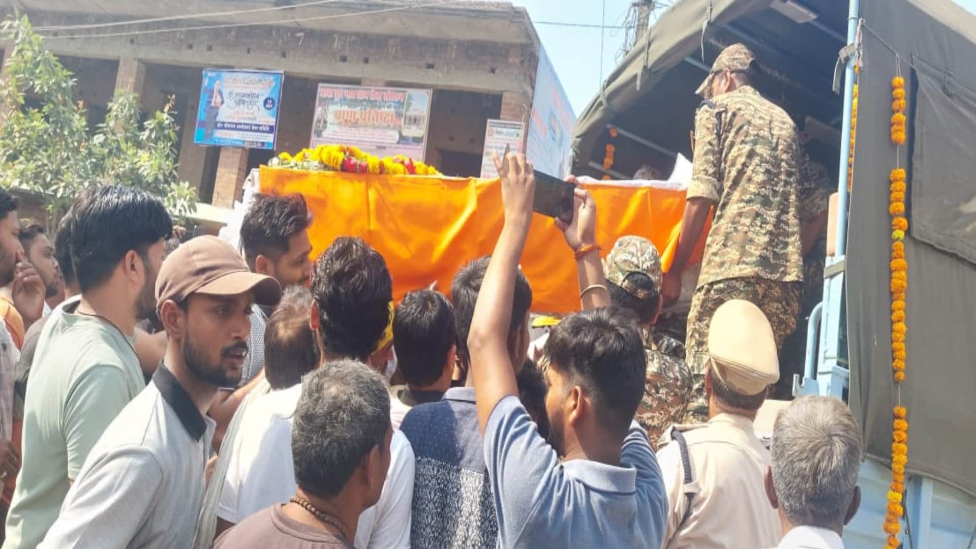 Martyr body arrived wrapped in the tricolor, slogans of 'Amar Rahe' were raised.