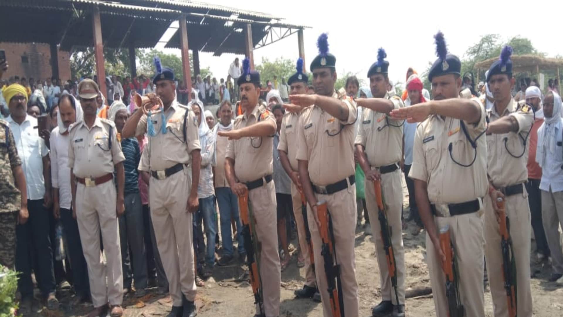 Martyr body arrived wrapped in the tricolor, slogans of 'Amar Rahe' were raised.