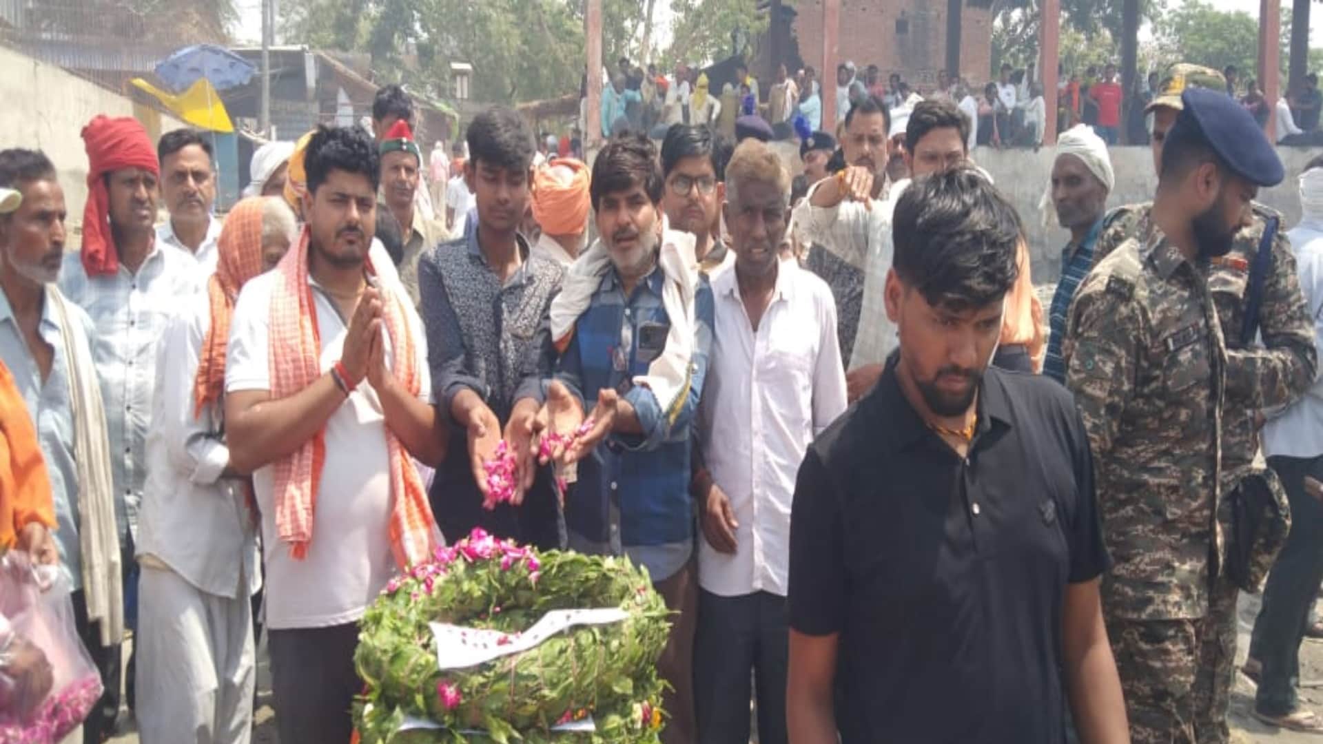 Martyr body arrived wrapped in the tricolor, slogans of 'Amar Rahe' were raised.