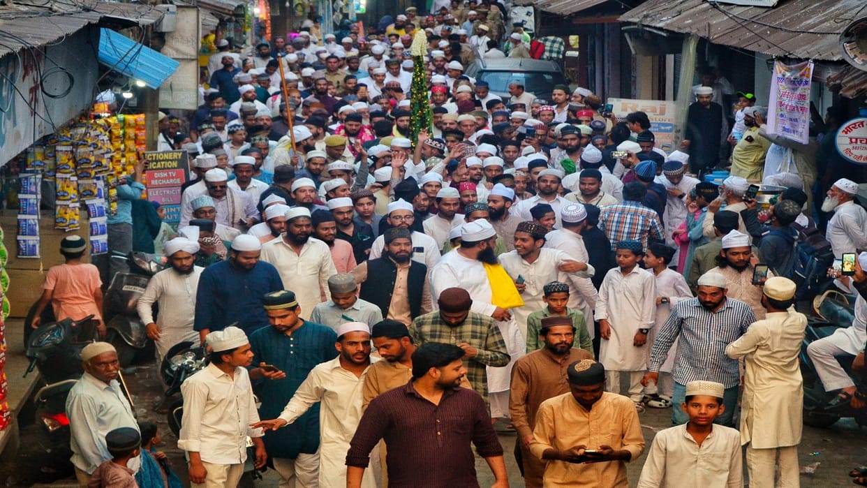 Urs-e-Tajushsharia begins with flag-hoisting ceremony in Bareilly