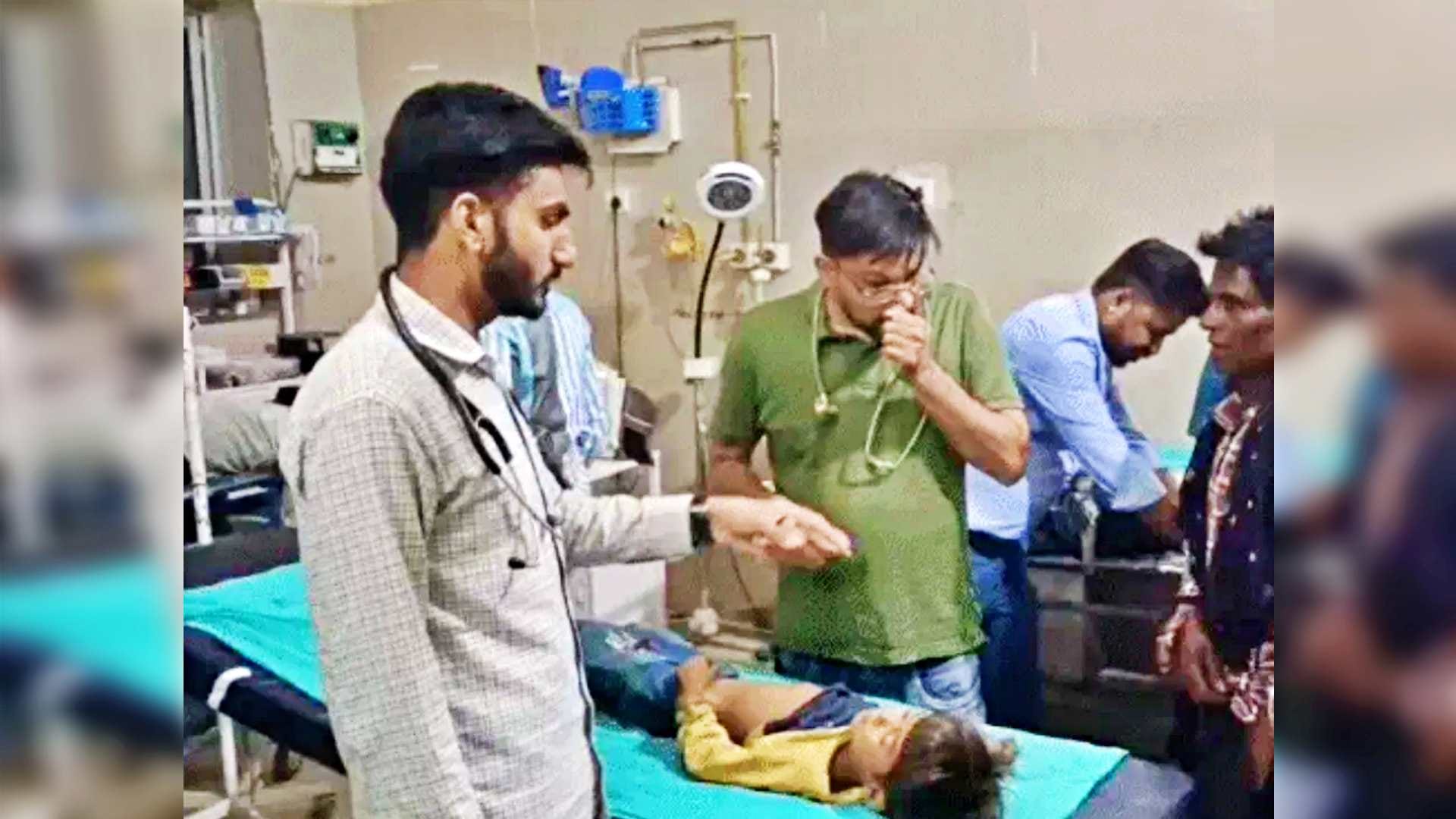 अस्पताल में इलाजरत गंभीर घायल बच्चा