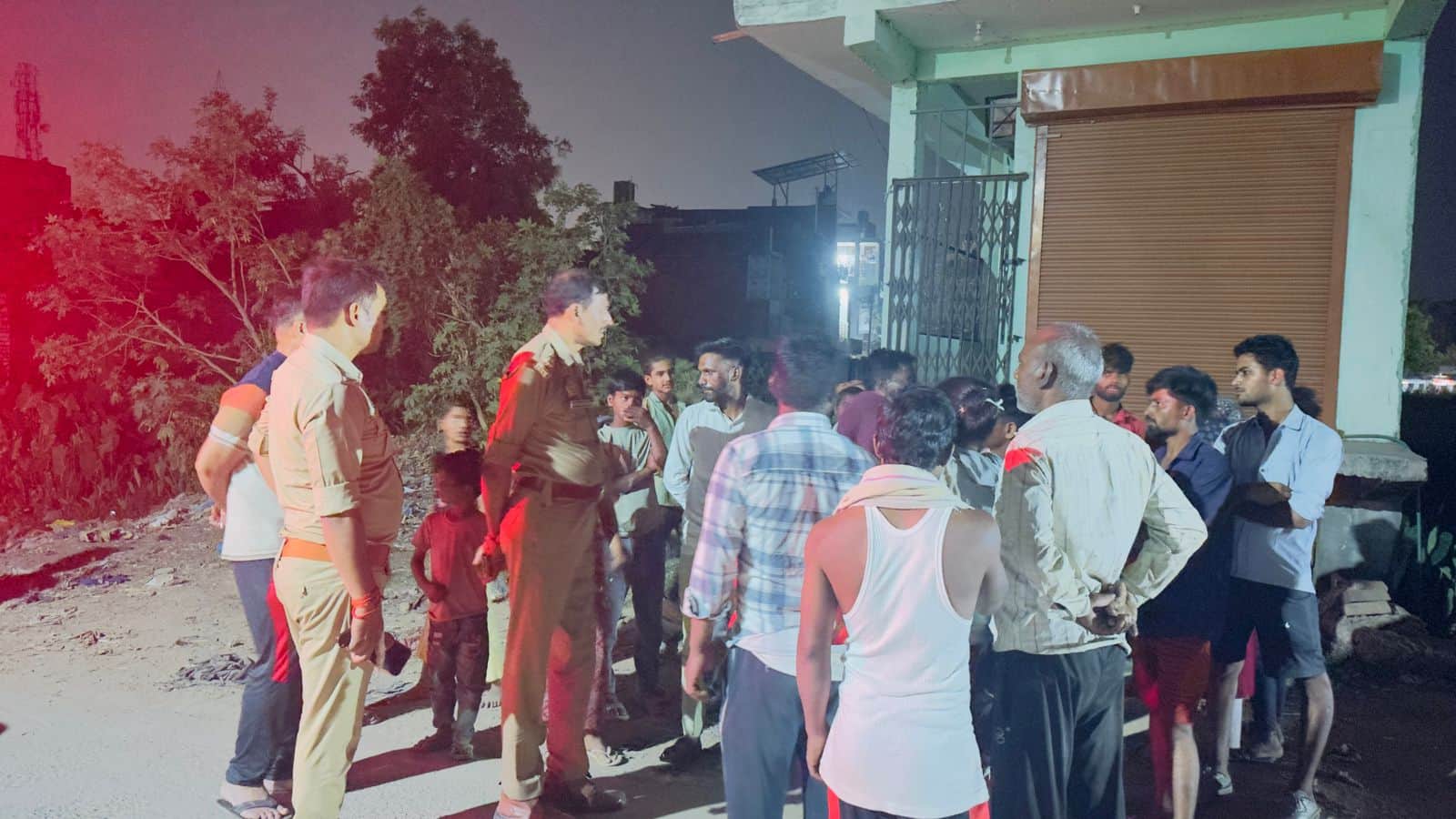 हॉस्टल की सीढ़ियों पर बैठने को लेकर विवाद।